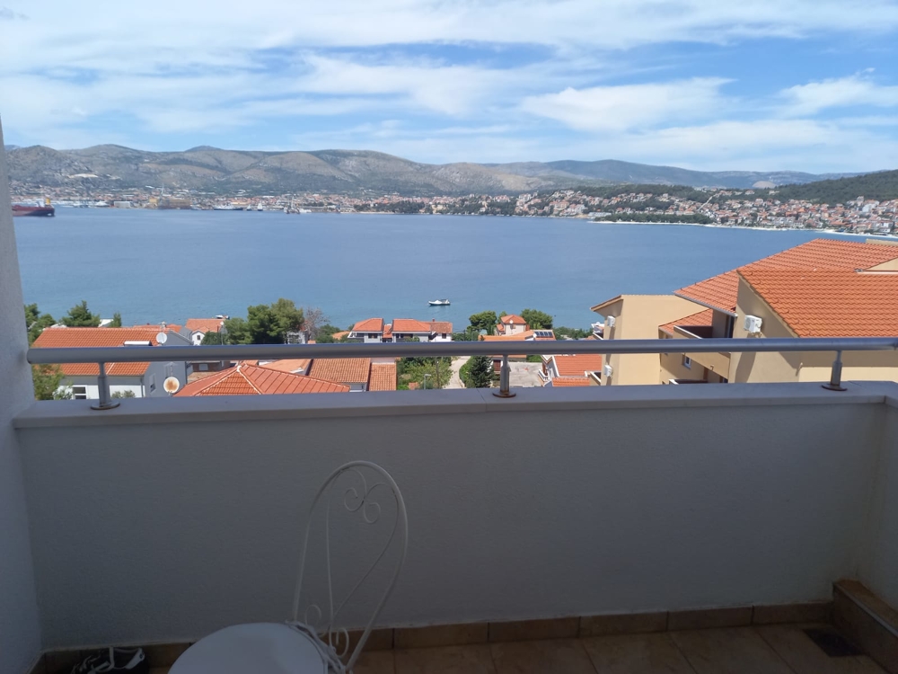 Terrace with sea view of the apartment A2022 on the island of Ciovo in Croatia - Panorama Scouting.