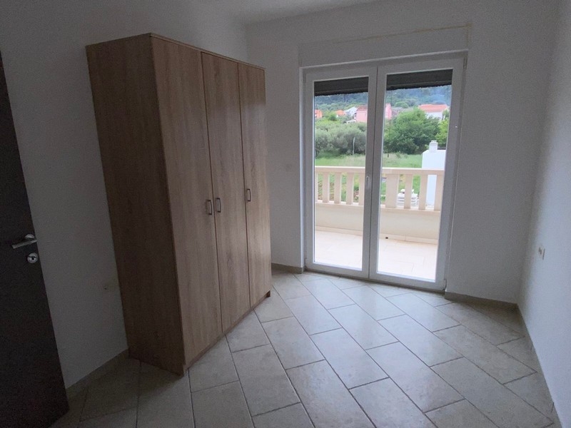 Bedroom with wardrobe and access to the terrace.