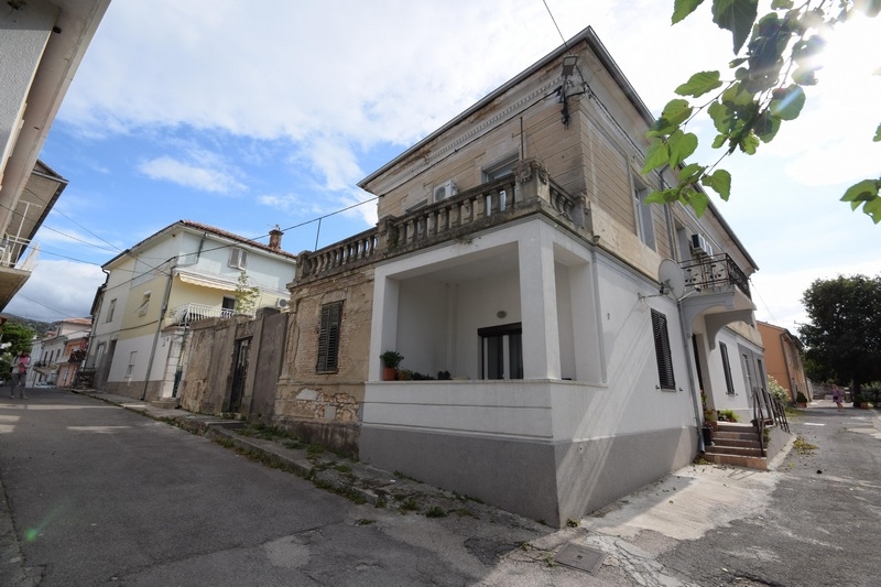 Old villa - here apartment A2149 is for sale for renovation - Panorama Scouting.