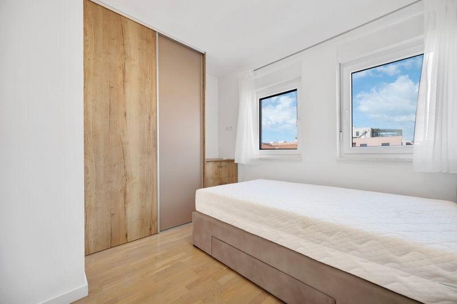 Bedroom with single bed and built-in wardrobe