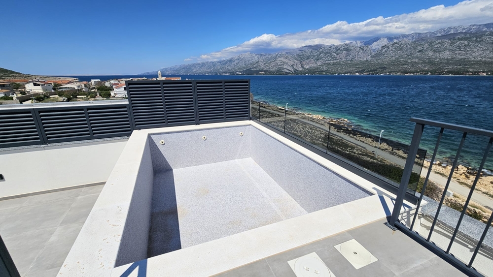 Buy an apartment by the sea in Croatia - Panorama Scouting A2382 in the first row in Vinjerac, Zadar region.