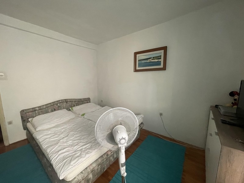 Bedroom with double bed and turquoise rug