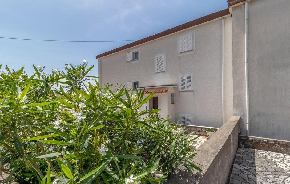 Entrance area of ​​the attic apartment A2817 in Croatia.