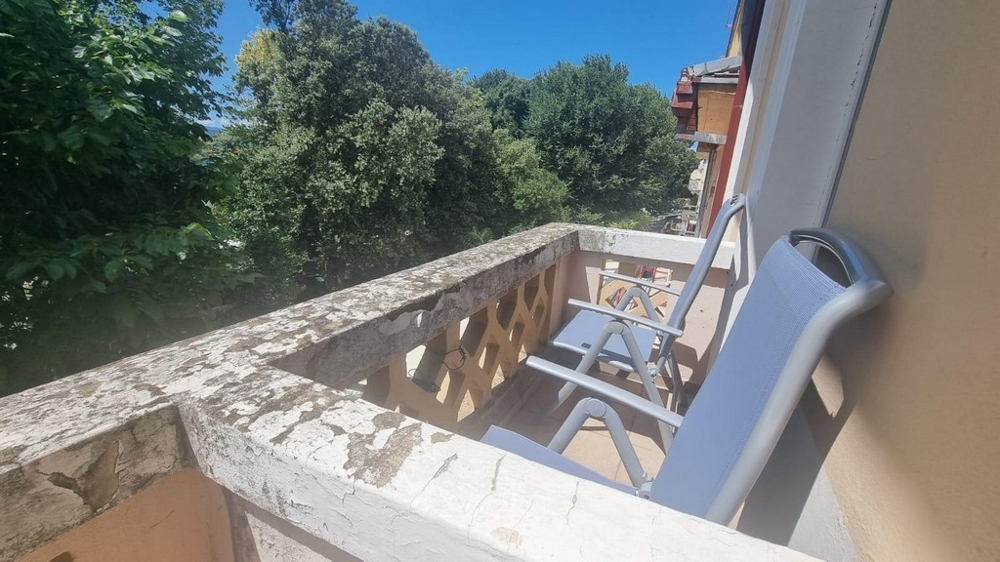 Terrace overlooking the harbor promenade in Croatia - Panorama Scouting Immobilien.