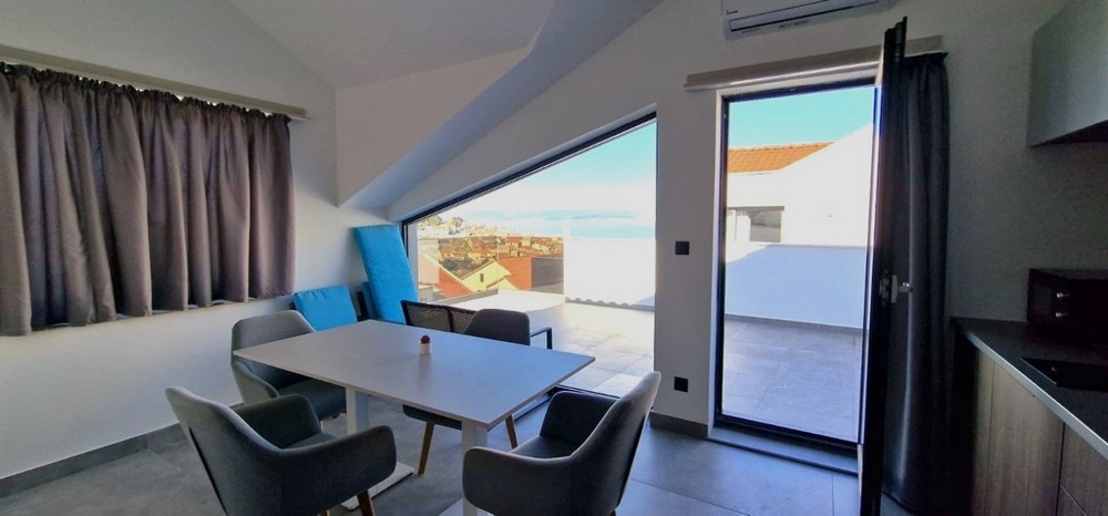 Living area and view of the terrace.