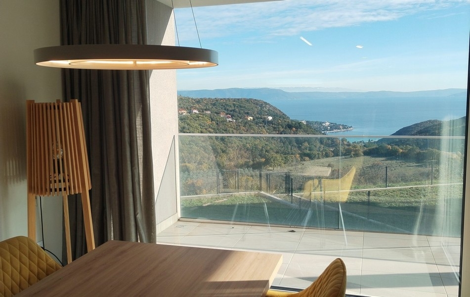 Living room: View of the sea from the dining table.