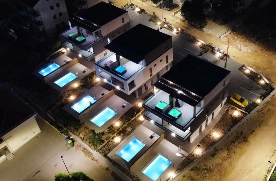 Panorama Scouting A3294 - Real Estate Croatia: Night view of modern villas with illuminated pools and terraces