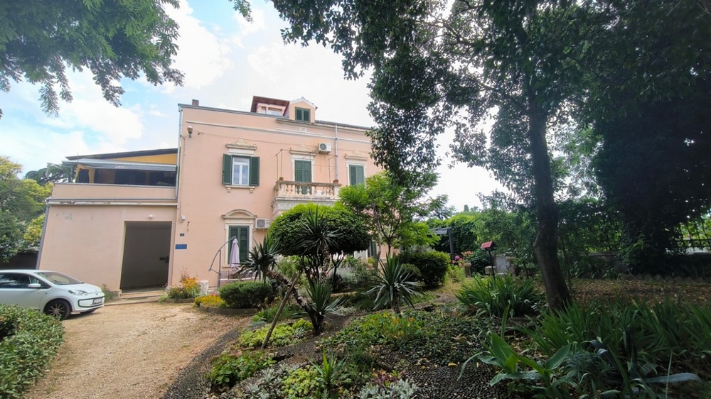 The apartment is located in a historic villa in a landscaped park.