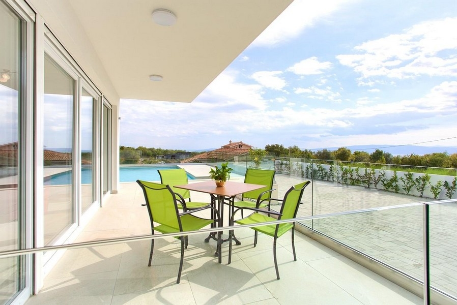 Terrace with sea view of apartment A3445 on the island of Krk in Croatia.