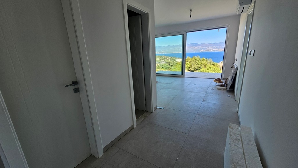 Hallway with a view of the living area and the sea, apartment A3479 on the island of Krk
