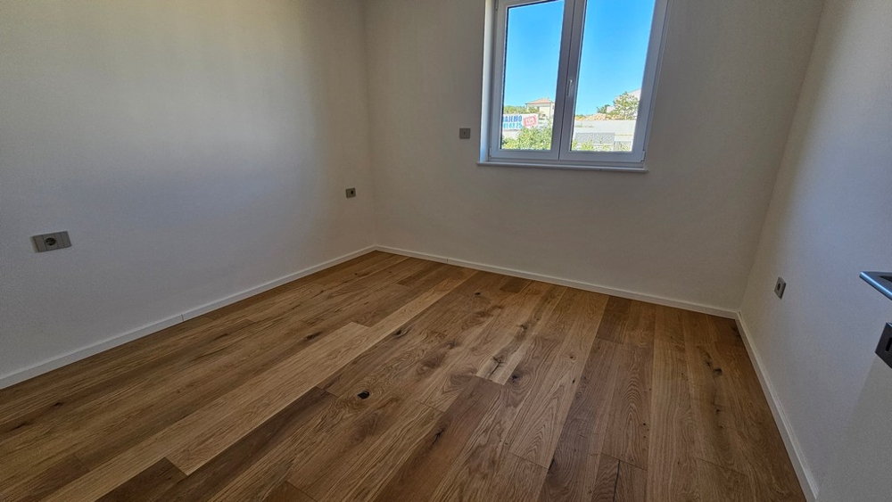 Bedroom with parquet floor and window, new apartment A3479 in Vrbnik