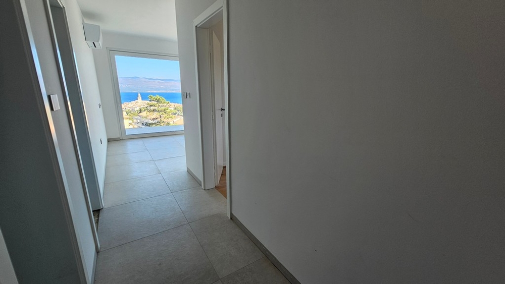 Hallway with a view of the living area and the sea, apartment A3480 in Vrbnik