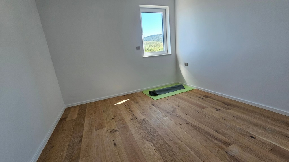 Bedroom with oak parquet and window with sea view, new apartment A3480