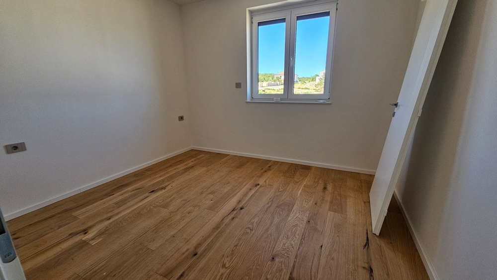 Bedroom with oak parquet and window in apartment A3481 in Vrbnik