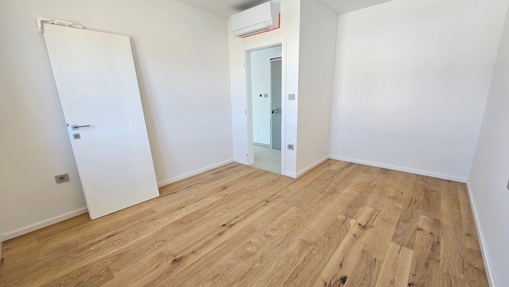 Second bedroom with parquet floors and air conditioning, apartment A3481