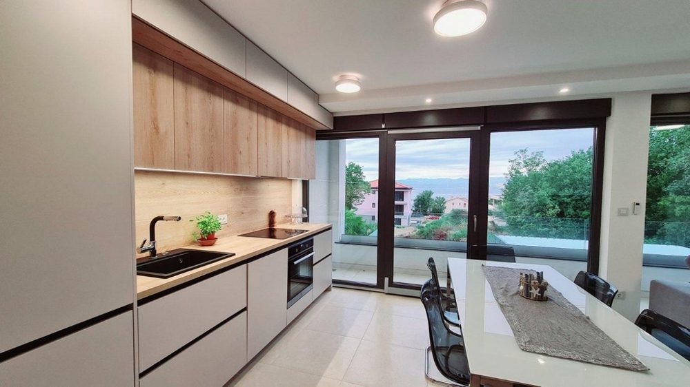 Kitchen and sea view.