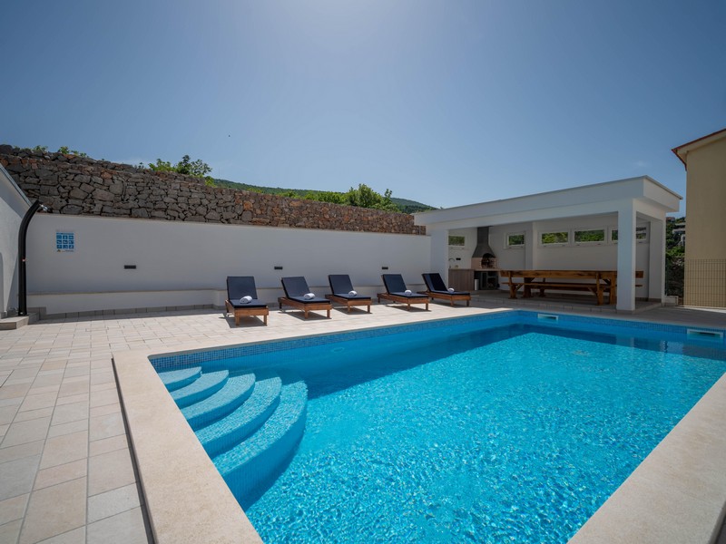 Swimming pool and barbecue area of ​​apartments A3549, which are available in Klenovica (Croatia).