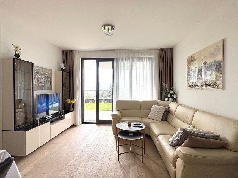Furnished living room with a view of the garden.