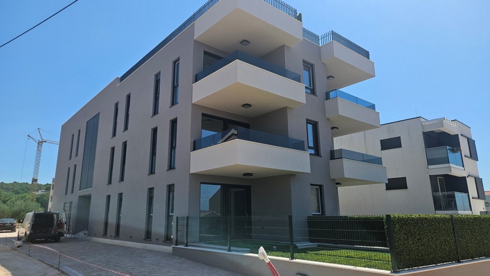 The real estate A3683 are located in this modern new building.