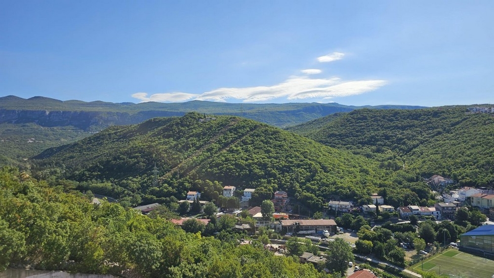 View into the green of the A3702 apartment, which is for sale in Crikvenica.