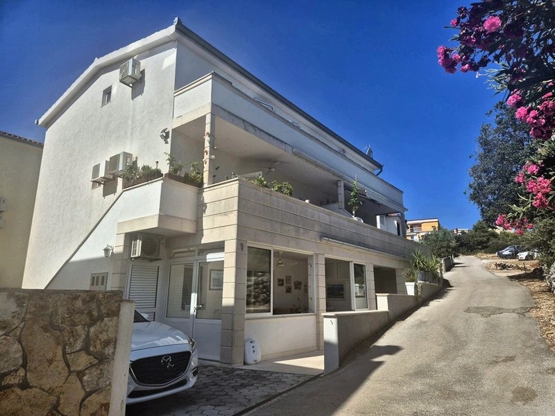 The A3713 property is located in Rogoznica in this residential building.