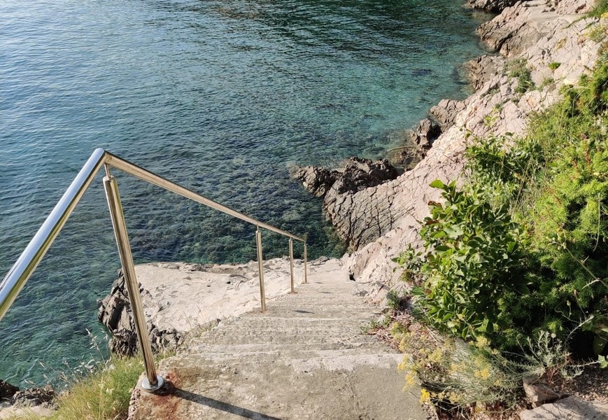 Buy apartment in the 1st row to the sea in Croatia.