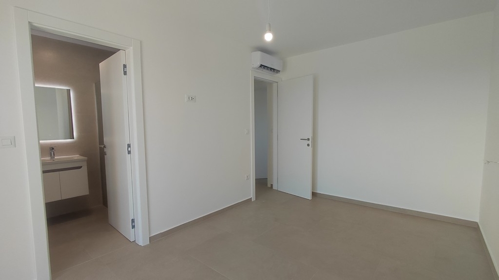 Bedroom with bathroom en suite