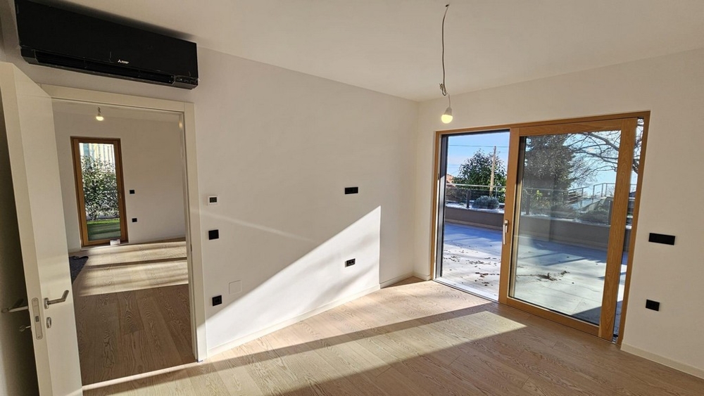 Bright room with access to the terrace