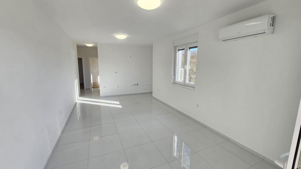 Living area with windows and air conditioning