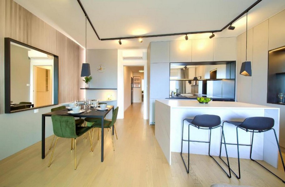 Kitchen-living room with cooking island and passage to the hallway