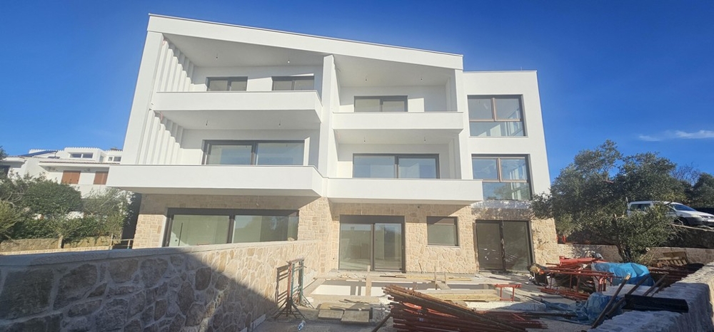 Living room with terrace access and large floor tiles