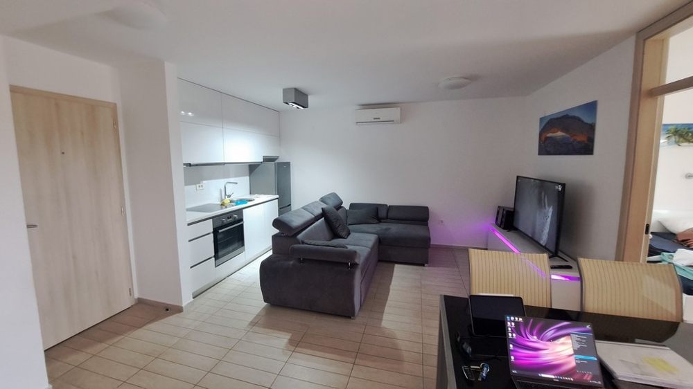 Open kitchen with living room