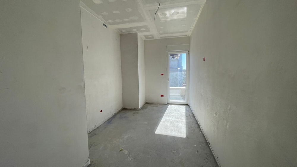 Narrow room with access to the terrace