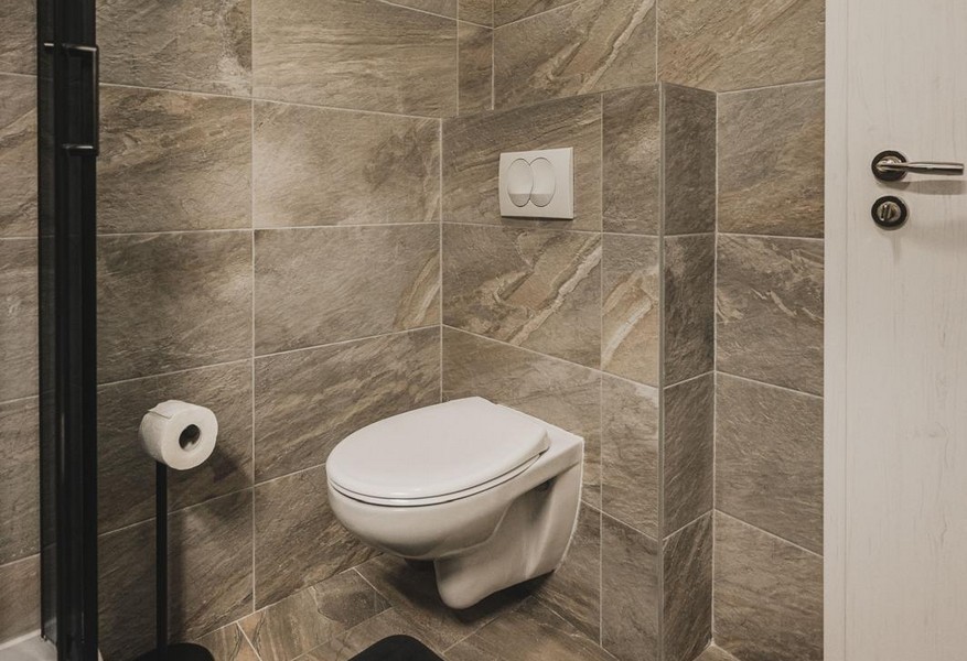 Separate toilet with stone-look wall tiles