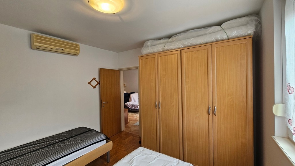 Bedroom with single beds, wardrobe and air conditioning