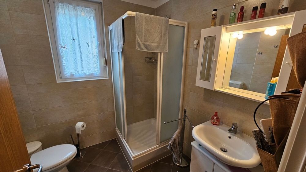 Bathroom with shower, sink and toilet