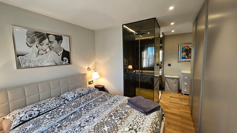 Bedroom with glass wall to the bathroom