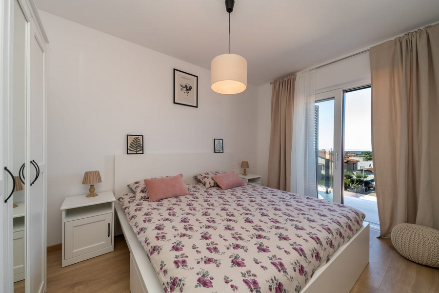 Bedroom with balcony access and sea view