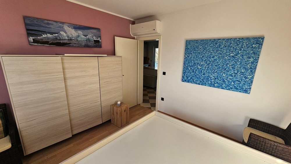 Bedroom with built-in wardrobe and air conditioning in Novigrad