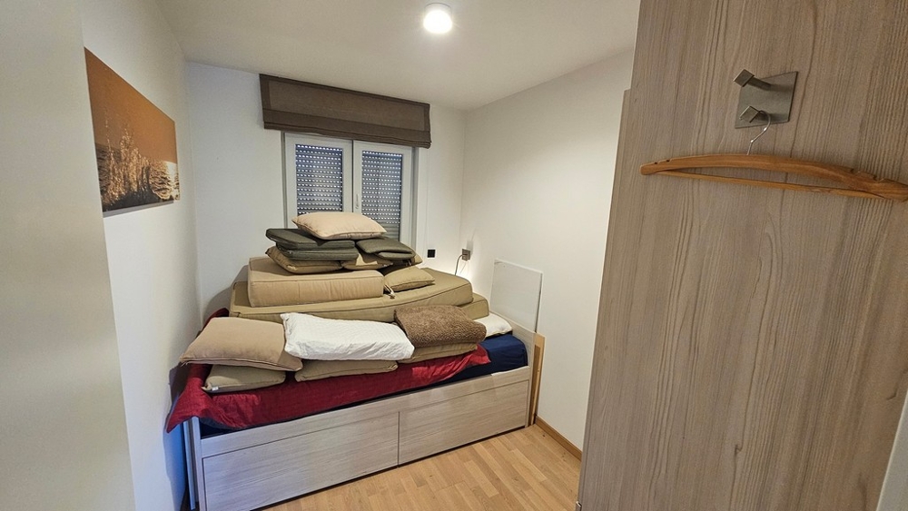 Small bedroom with single bed in apartment Novigrad