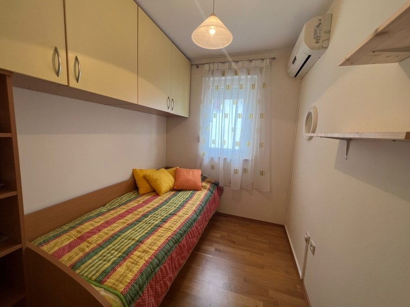 Bedroom with single bed and built-in wardrobe