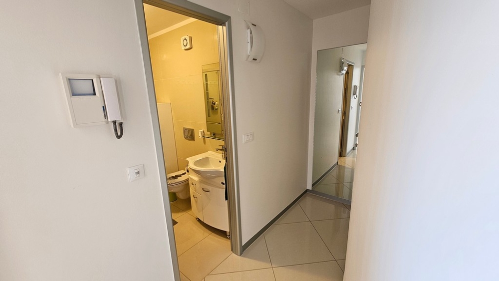 Hallway with access to the bathroom