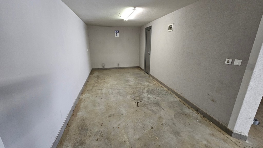 Garage/indoor parking space