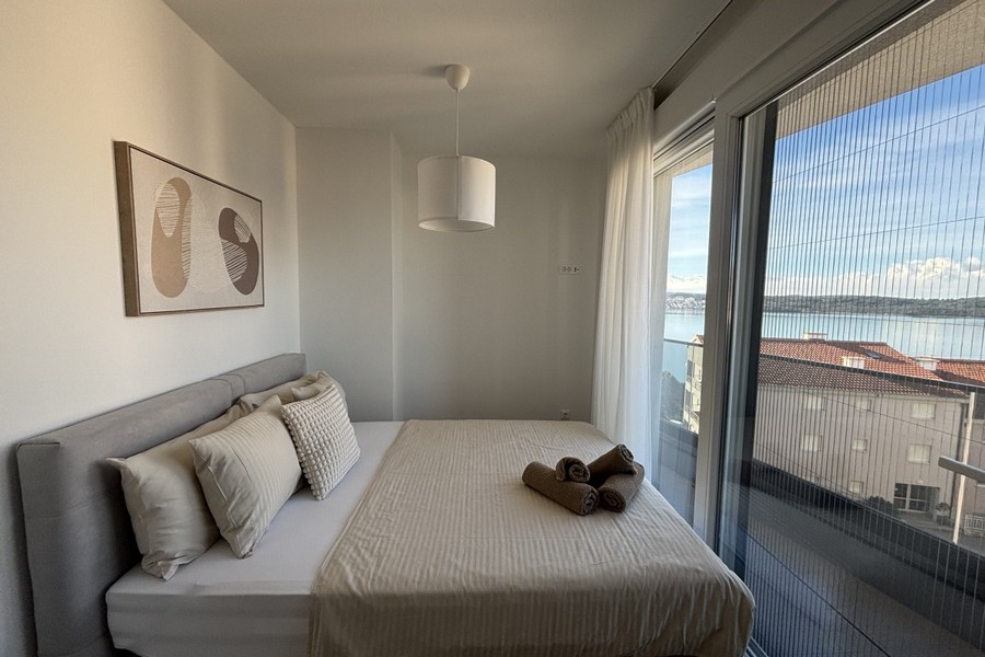 Bedroom with sea view and floor-to-ceiling window