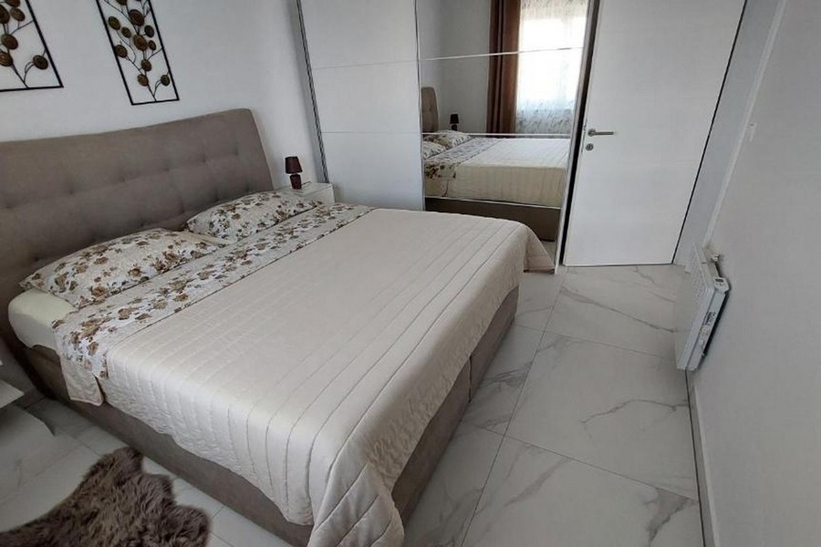 Bedroom with double bed and wardrobe with mirrored doors