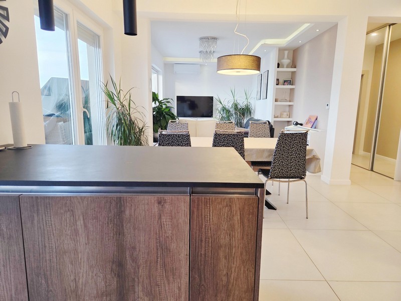 Wood-effect kitchen counter with view towards the dining area