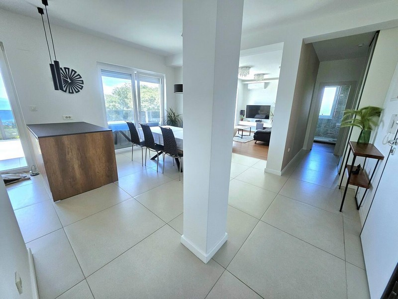 Hallway with column, kitchen block and view into the living room