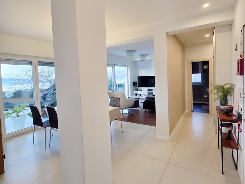 Entrance area with console table and view into the living space
