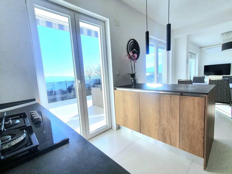 Kitchen with hob and view through the door onto the terrace