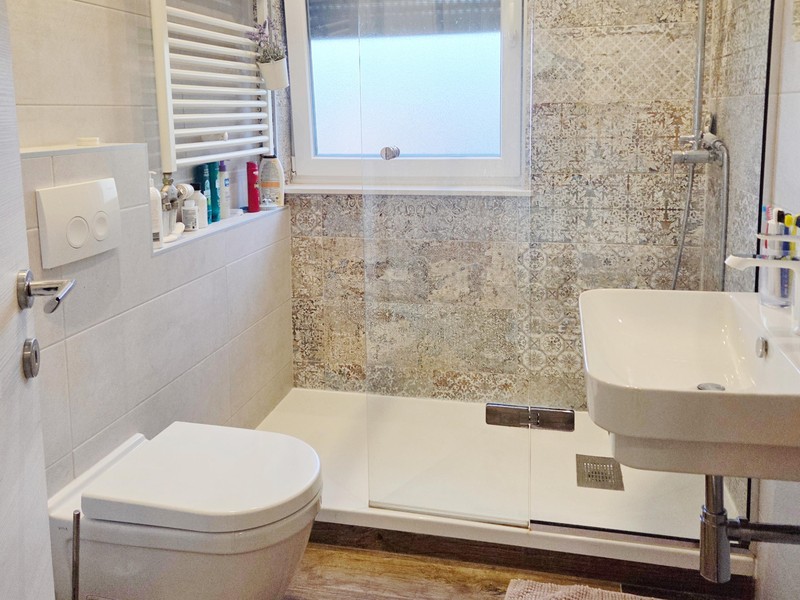 Bathroom with shower, toilet and washbasin